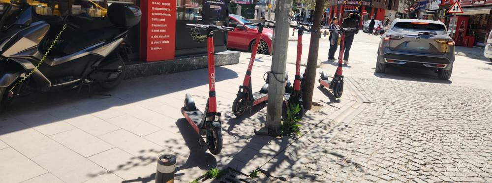 Eskişehir’de kaldırım krizi: Scooterlar yayal…