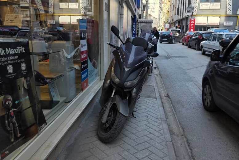 Eskişehir’de kaldırıma park edilen motosiklet…