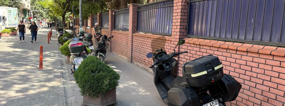 Eskişehir'de kaldırımlara park edilen motosik…
