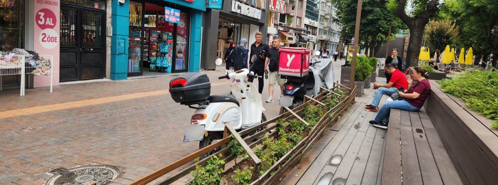 Eskişehir'de kaldırımları işgal eden motosikl…