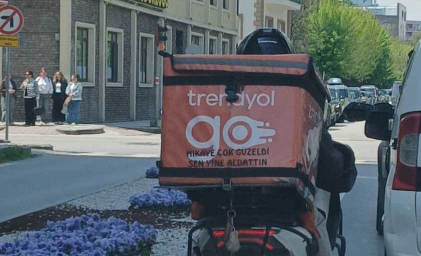Eskişehir’de kuryeden trafikte yüzleri güldür…