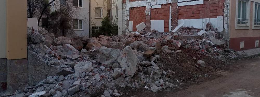 Eskişehir’de metruk bina yıkıldı, geriye molo…