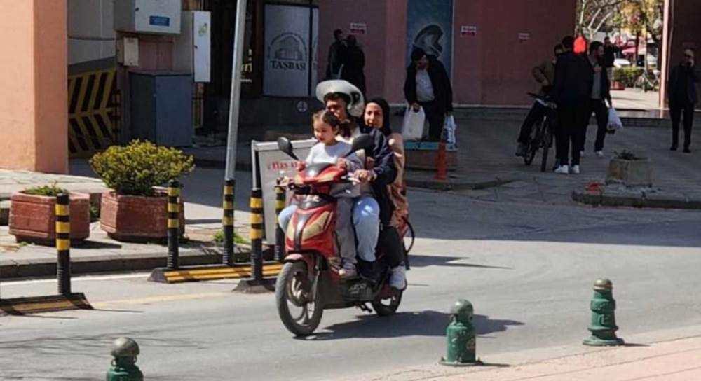 Eskişehir’de motosiklette 3 kişilik tehlikeli…