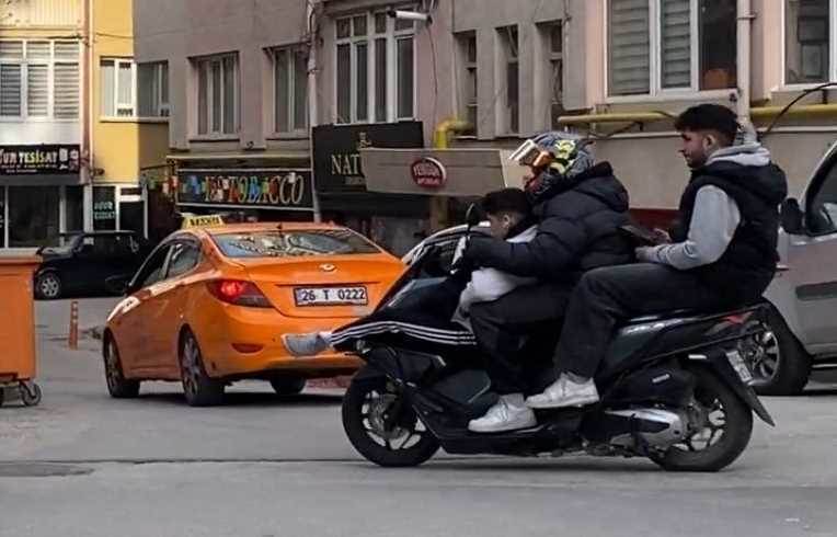 Eskişehir'de motosiklette 3 kişilik tehlikeli…