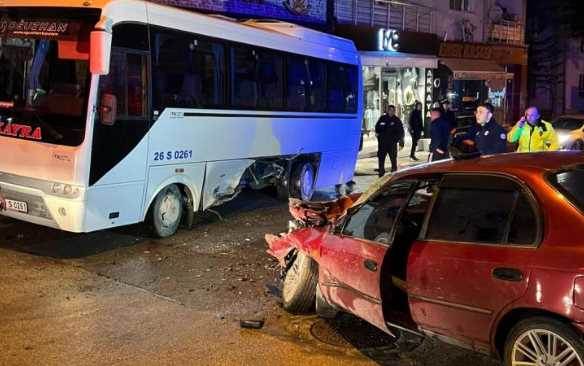 Eskişehir’de otomobil minibüse çarptı: 1 sürü…