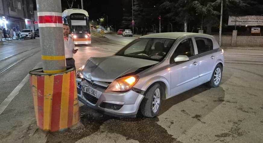 Eskişehir’de otomobil tramvay direğine çarptı…