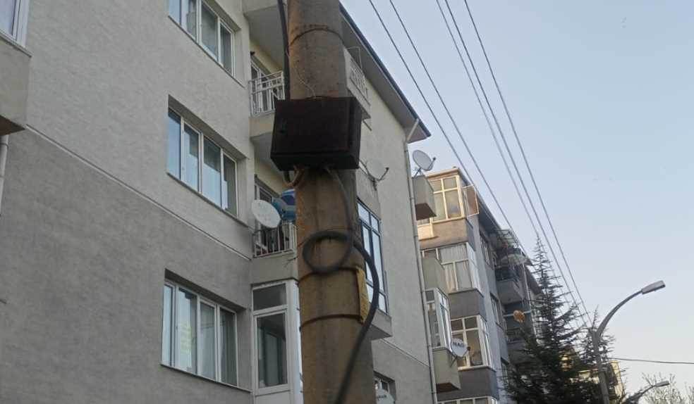 Eskişehir'de paslanan elektrik direği dikkat …