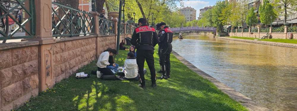 Eskişehir’de polislerden Porsuk Çayı çevresin…