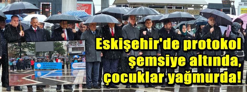 Eskişehir'de protokol şemsiye altında, çocukl…