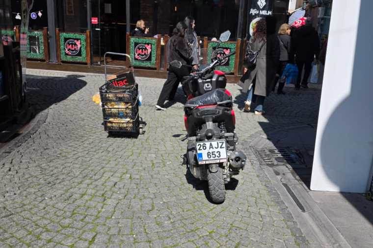 Eskişehir'de sokak ortasında çifte engel