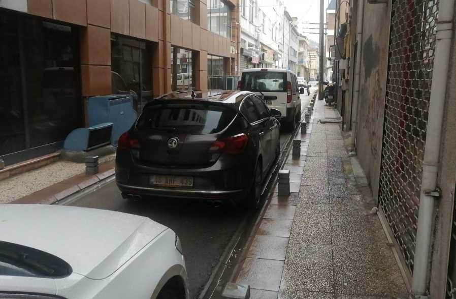 Eskişehir'de sokaklar otoparka döndü: Vatanda…