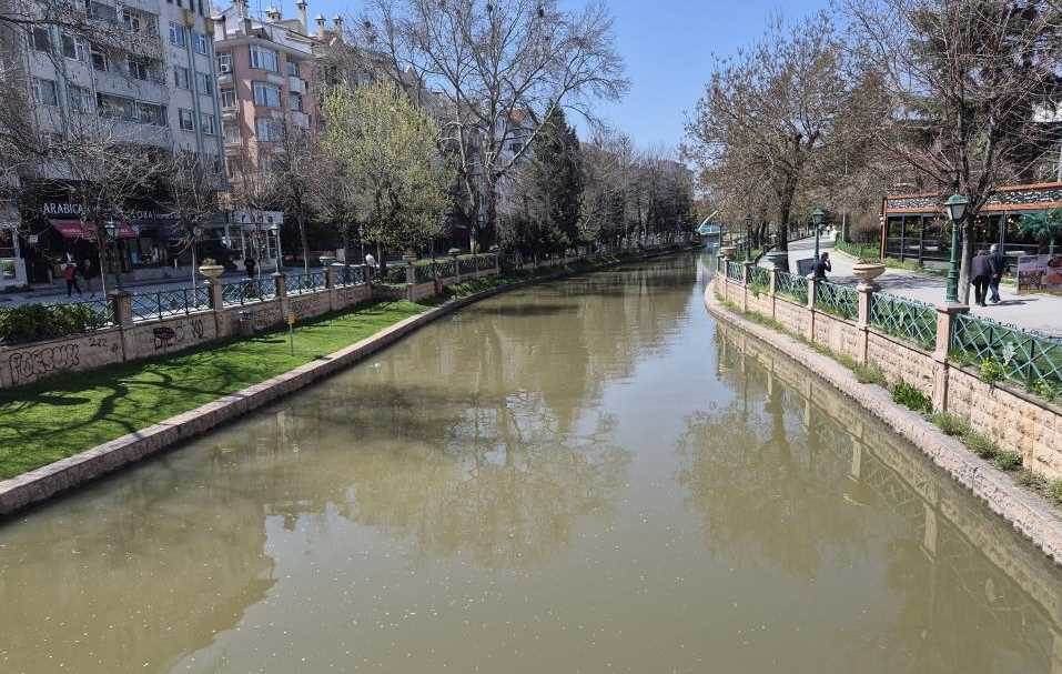 Eskişehir'de yağışlar Porsuk Çayı'nın rengini…