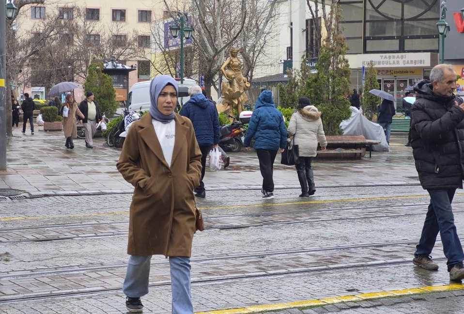 Eskişehir'de yağmura tedbirsiz yakalananlar k…