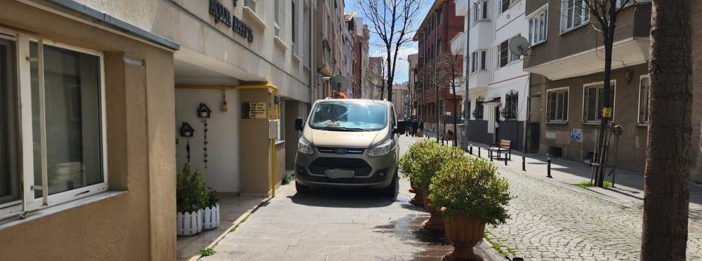 Eskişehir'de yayalara yer kalmadı: Kaldırım i…