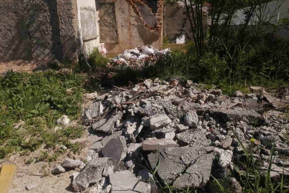 Eskişehir'de yıkılan binanın arazisi çöplüğe …