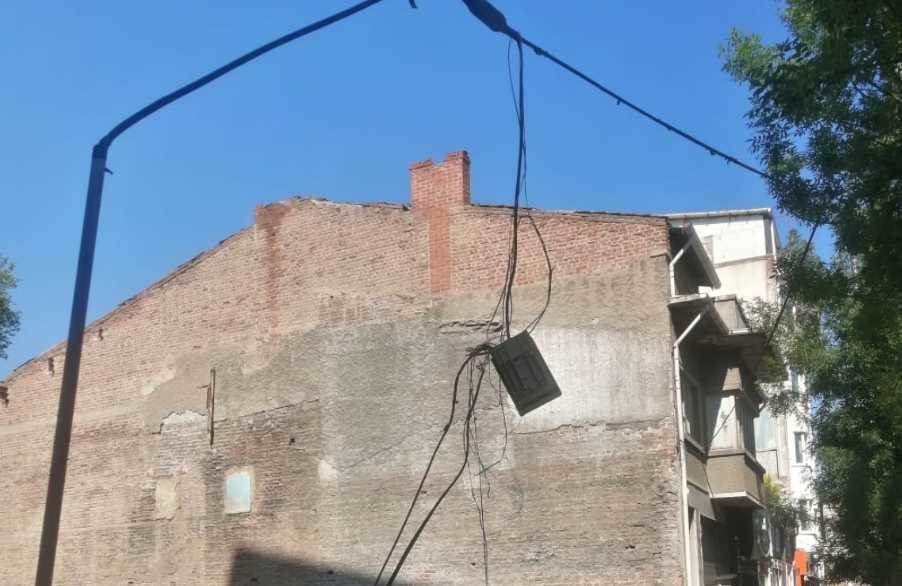 Eskişehir'de yola kadar sarkan şebeke kutular…