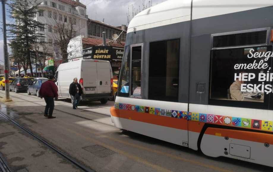 Eskişehir'deki kaza cadde ve tramvay hattında…