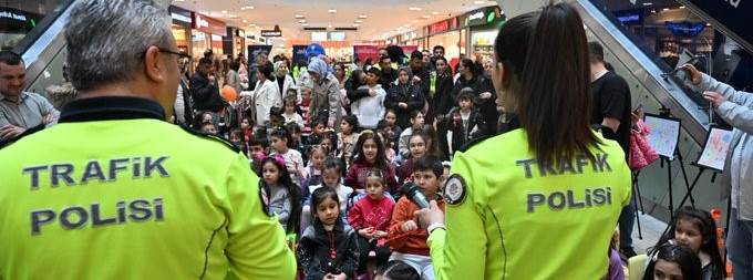 Eskişehir polisi Trafik Haftası’nda farkındal…