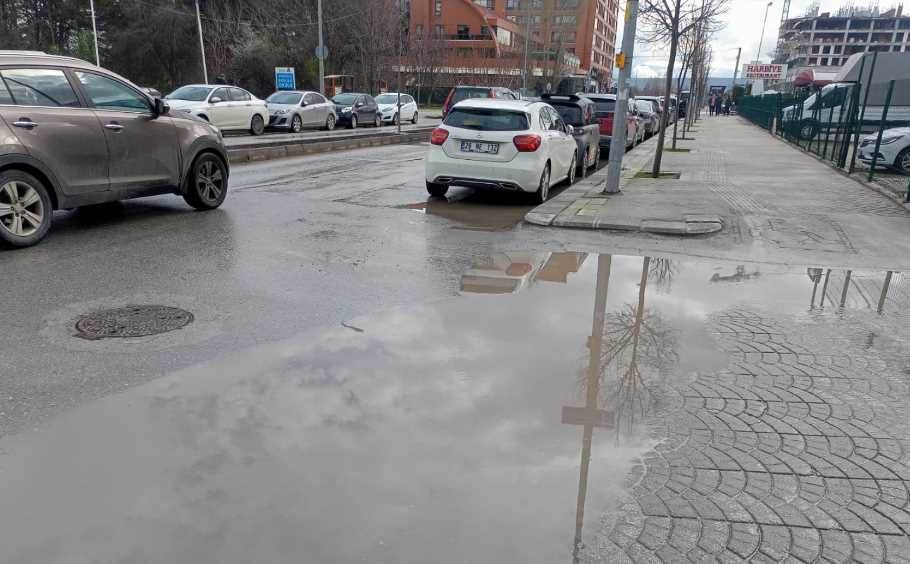 Eskişehir Şahin Caddesi’nde yağmur yollarda s…