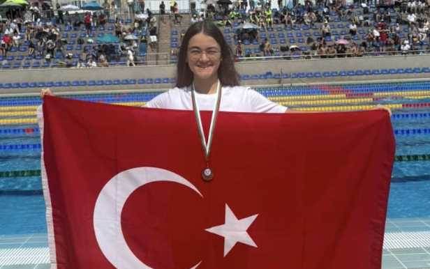 Eskişehirli milli yüzücüden uluslararası madalya