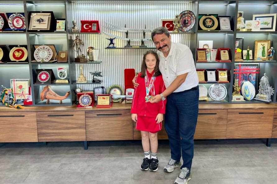 Eskişehirli özel sporcu Elif Ertek’ten çifte gurur