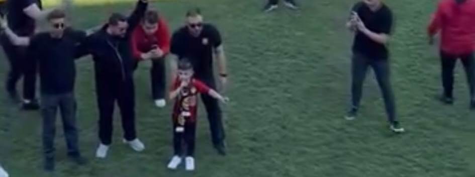 Eskişehirspor’a bağış yapan minik taraftar fu…