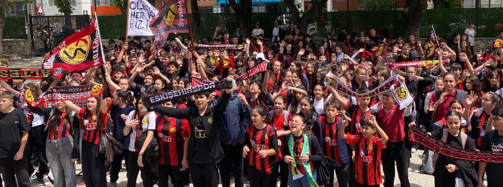 Eskişehirspor’a minik taraftarlardan tribünle…
