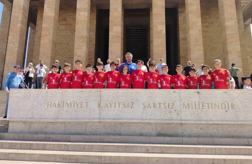 Eskişehirspor U11 Takımı'ndan Ata'ya anlamlı ziyaret
