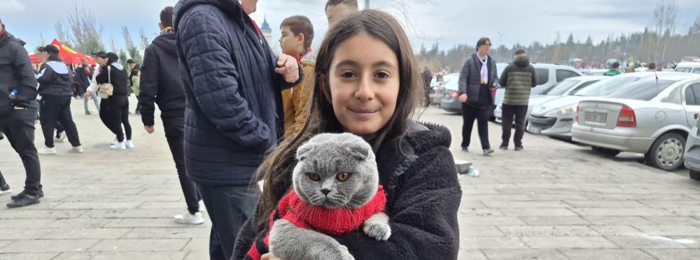 Eskişehirsporlu minik taraftar kedisiyle ilgi…