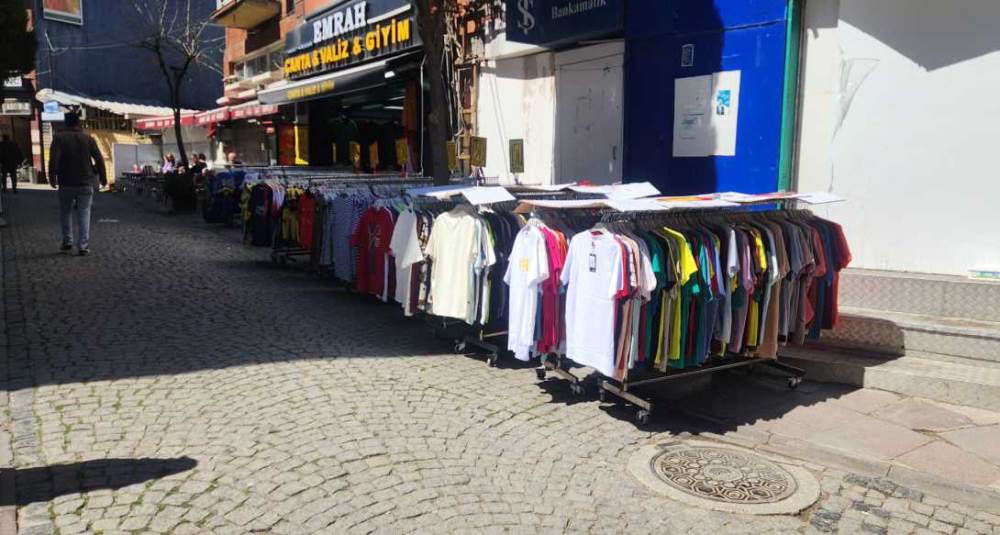 Esnaf güneşe karşı kartonla önlem alıyor