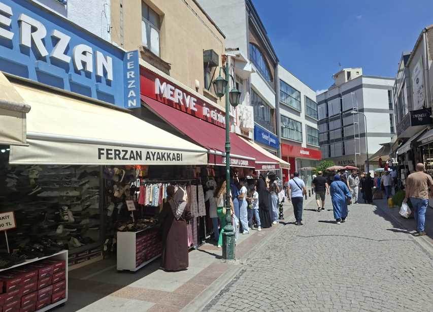Hamamyolu'nda alışveriş çılgınlığı sürüyor