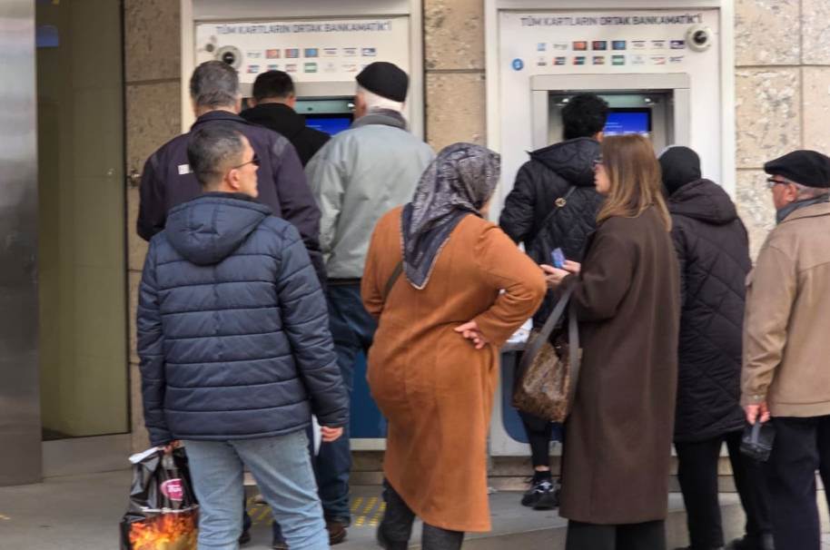 Hamamyolu’nda ATM önlerinde kuyruklar oluştu