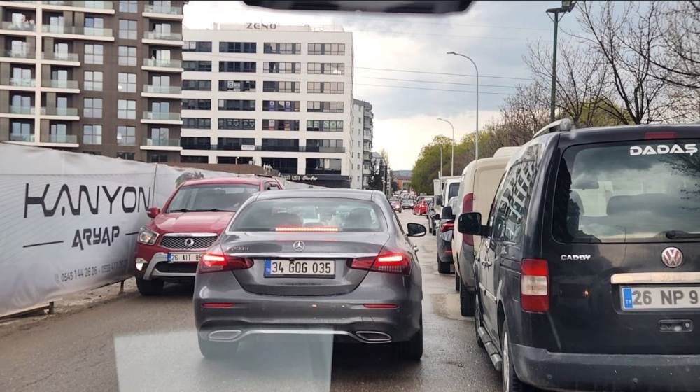 Hoşnudiye’de park ihlali trafiği kilitliyor