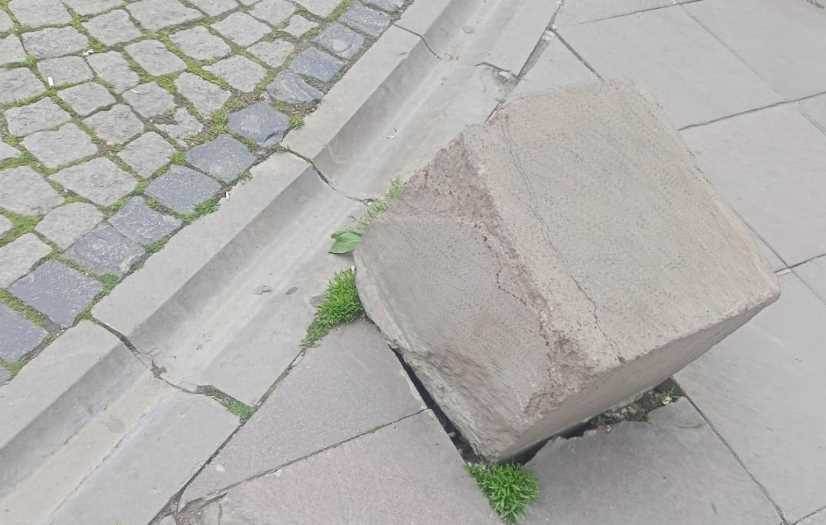 Kaldırım dubası yerinden çıktı