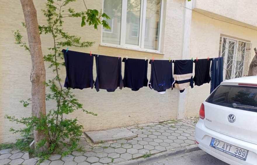 Kaldırım kenarında asılan kıyafetler dikkat ç…