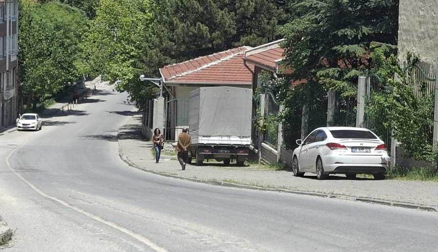 Kaldırımlar araçların park alanına döndü