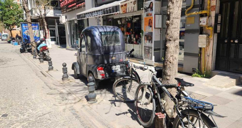 Kaldırımlar işgal altında: Yayalar yolda yürü…