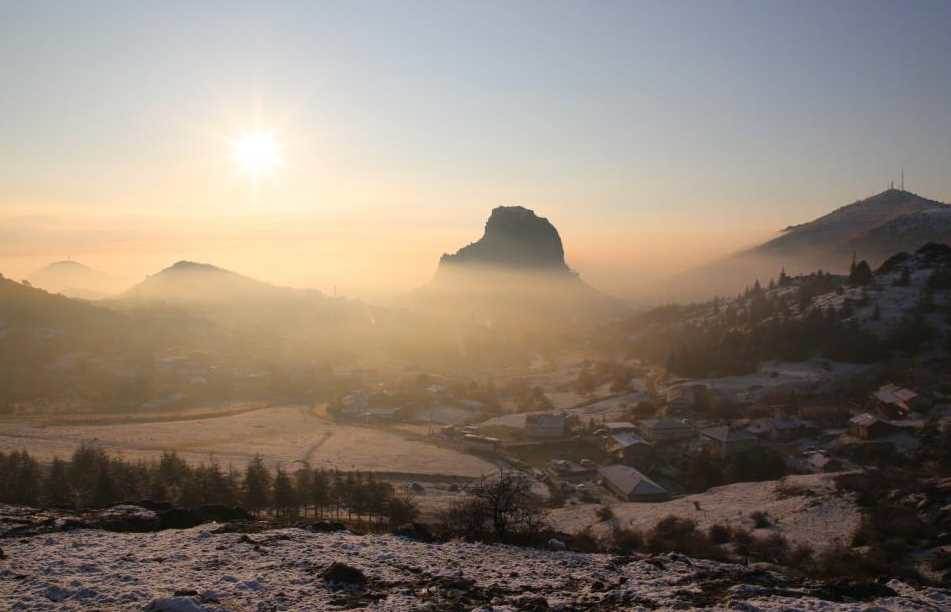 Karahisar Kalesi sis denizinde kartpostallık …