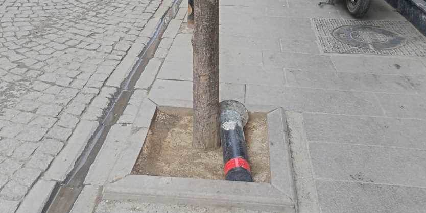 Kırılan duba kaldırıma bırakıldı