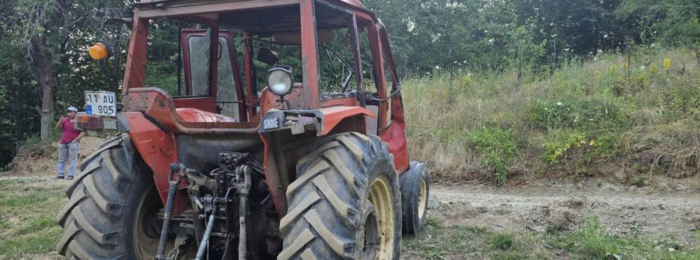 Kontrolden çıkan traktör devrildi: Sürücü yar…
