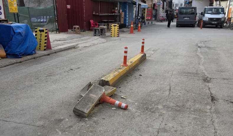 Kontrolsüz araç refüjü parçaladı: Mahallelile…