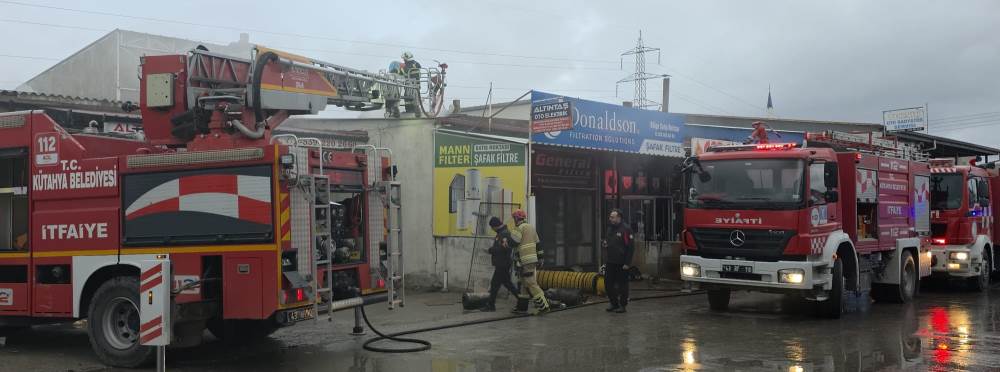 Kütahya'da korkutan yangın: İş yeri alevlere …