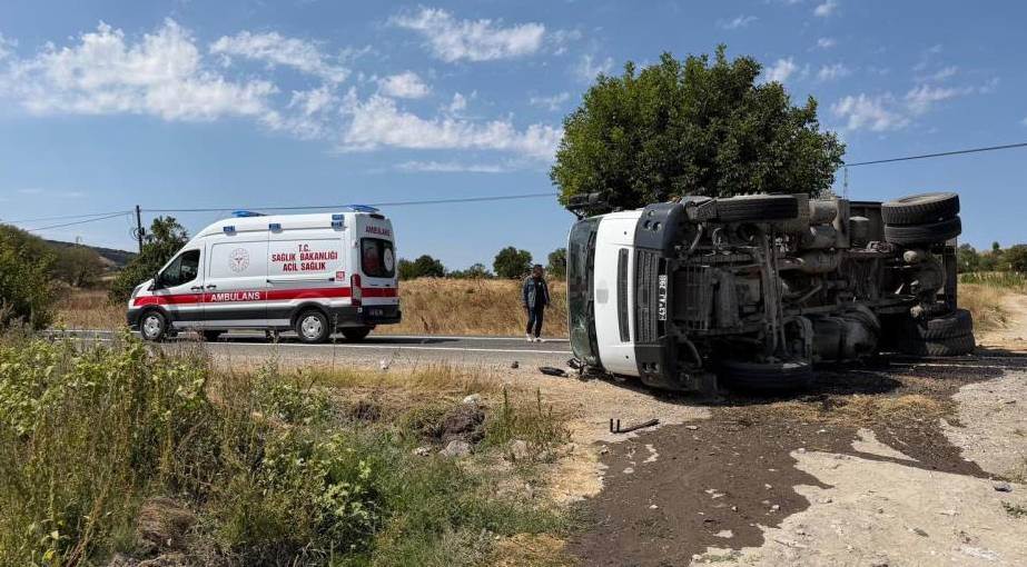 Kütahya’da kum yüklü kamyon yan yattı! Sürücü…