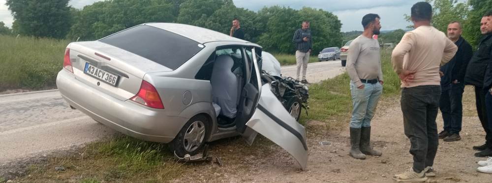 Kütahya'da otomobil ile kamyon çarpıştı: 3 ya…