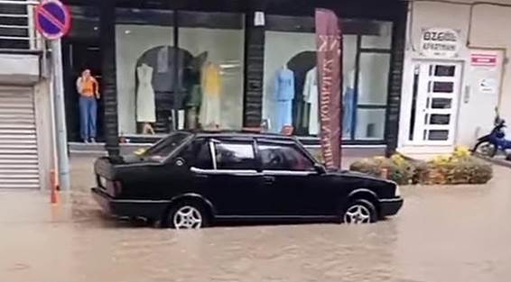 Kütahya'da sağanak sonrası yollar göle döndü