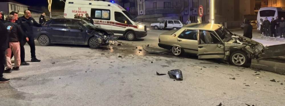 Kütahya'da trafik kazası: İki araç birbirine …
