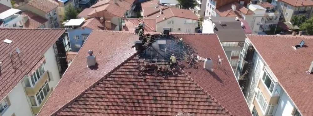 Kütahya'da yıldırımın düştüğü çatı alev aldı