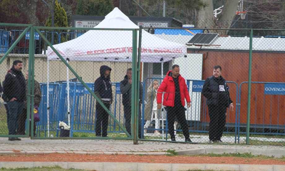 Oktay hoca saha kenarında sakinleştirdi