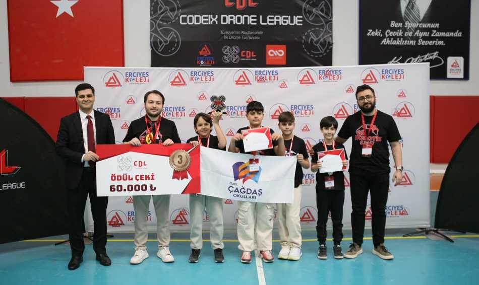 Özel Çağdaş Okulları öğrencilerinden büyük ba…