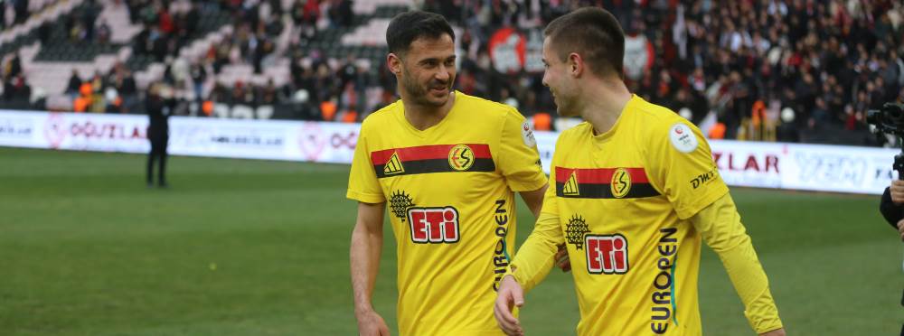 Play-Off’larda iki kez forma giydi